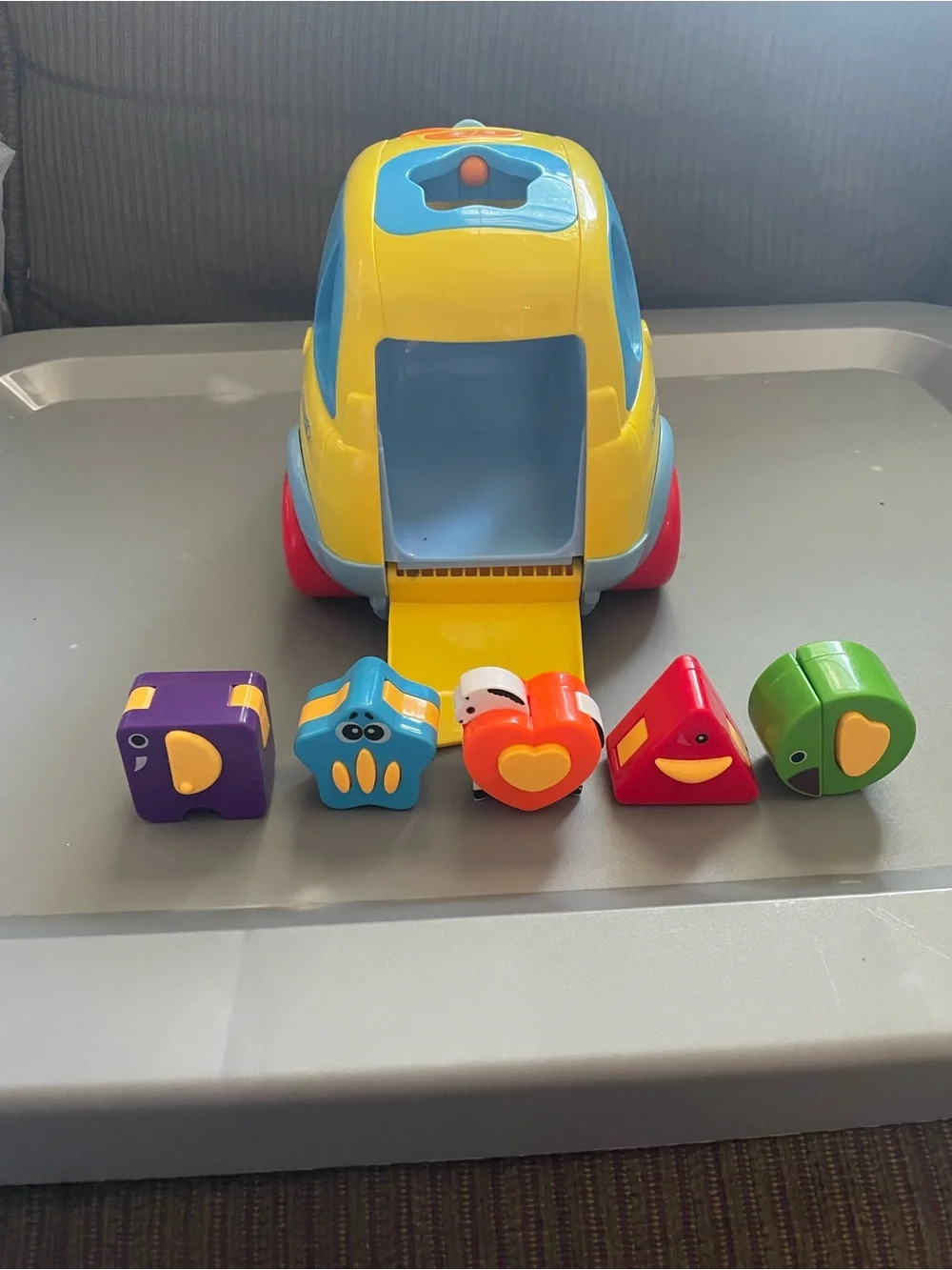 Huile Toys Smart Bus Shape-Sorting Toy 5 Colorful Animal Blocks Moves Musical